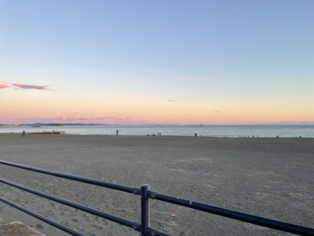 夕焼けに沈む海岸線